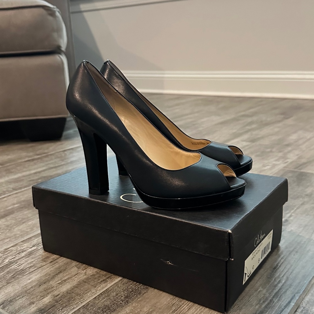 Cole Haan Black Patent Leather Pump in Size 9